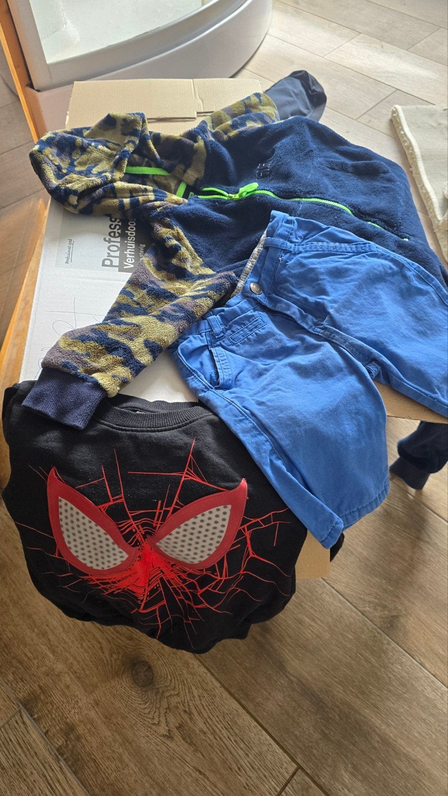 Een doos mooie kleding 104-110., Ophalen, Zo goed als nieuw, 104 of kleiner, Jongen