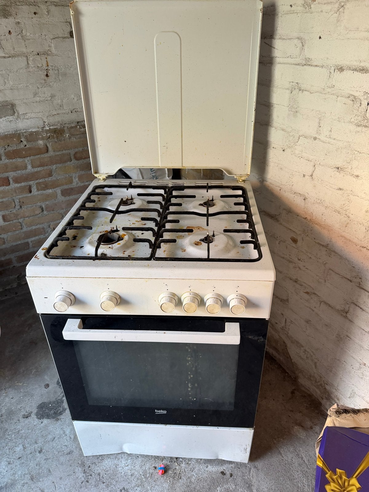 Beko gasfornuis met oven - werkt perfect, snel ophalen!, Witgoed en Apparatuur, Gebruikt, Gas, Vrijstaand, 4 kookzones