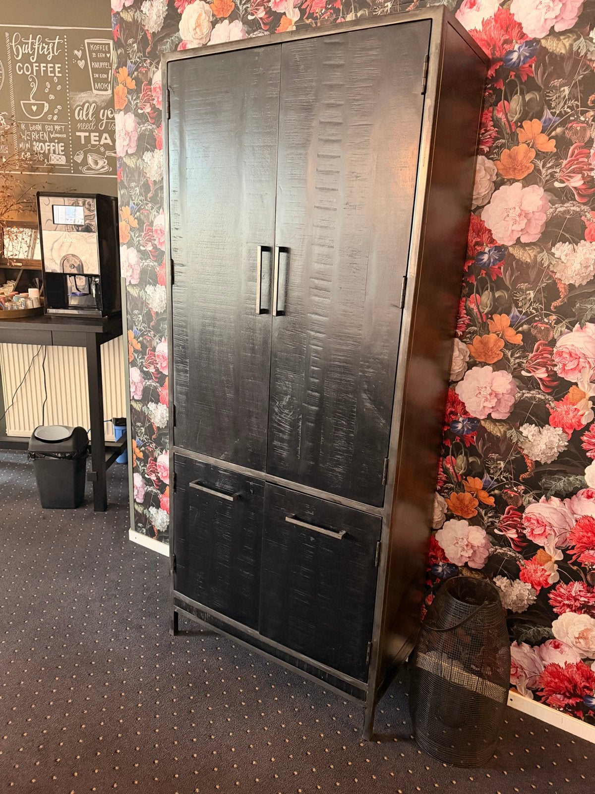 Stoere zwarte kast met metalen frame en houten deuren, Huis en Inrichting, Gebruikt, 200 cm of meer, 25 tot 50 cm, Overige houtsoorten