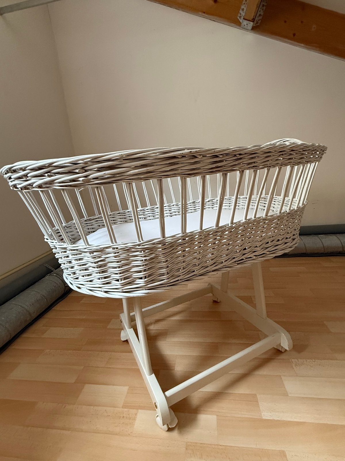 Witte rieten wieg met matrasje, Ophalen, Gebruikt, Wieg