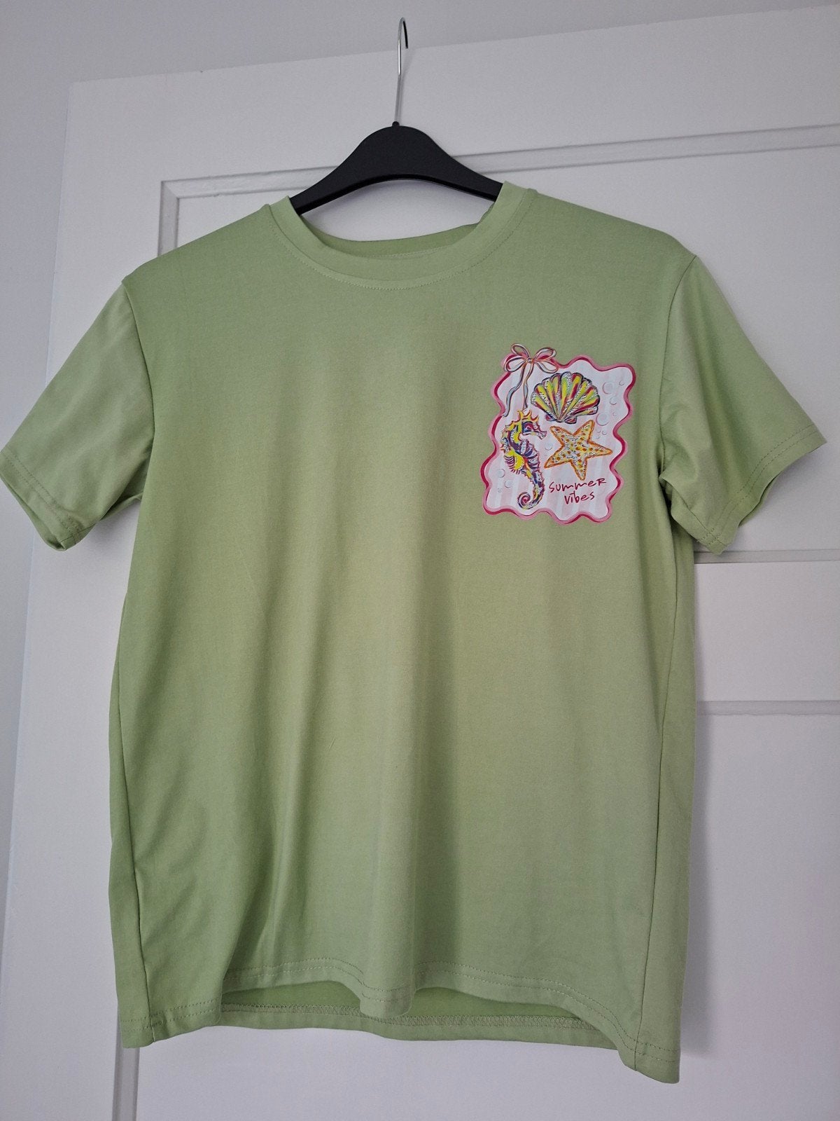 Groen T-shirt met 'Summer Vibes' print - Maat M, Kleding | Dames, Maat 38/40 (M), Ophalen of Verzenden, Zo goed als nieuw, Korte mouw