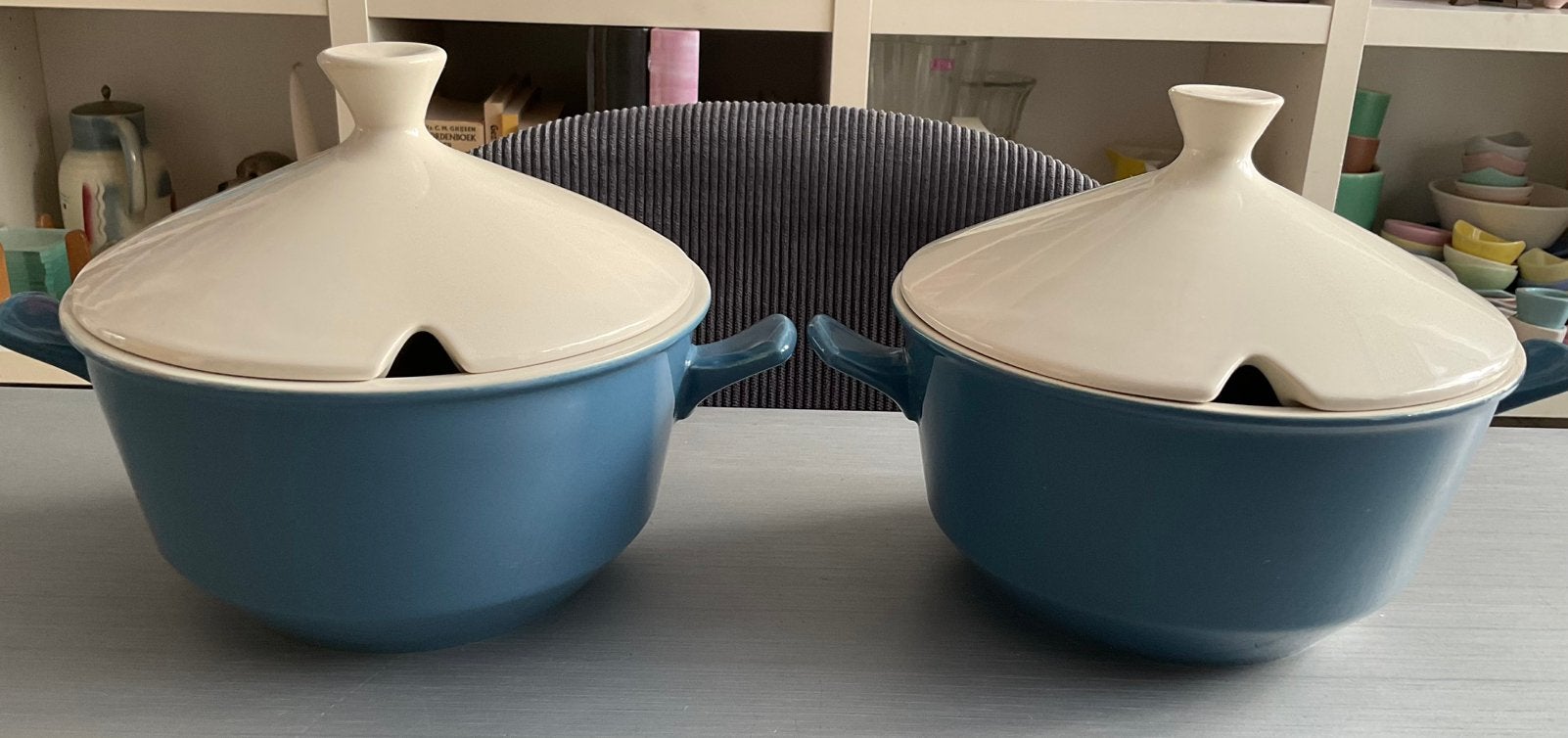2x Fris Edam Jubilant blauw/wit dekschalen; samen €40,00, Ophalen of Verzenden