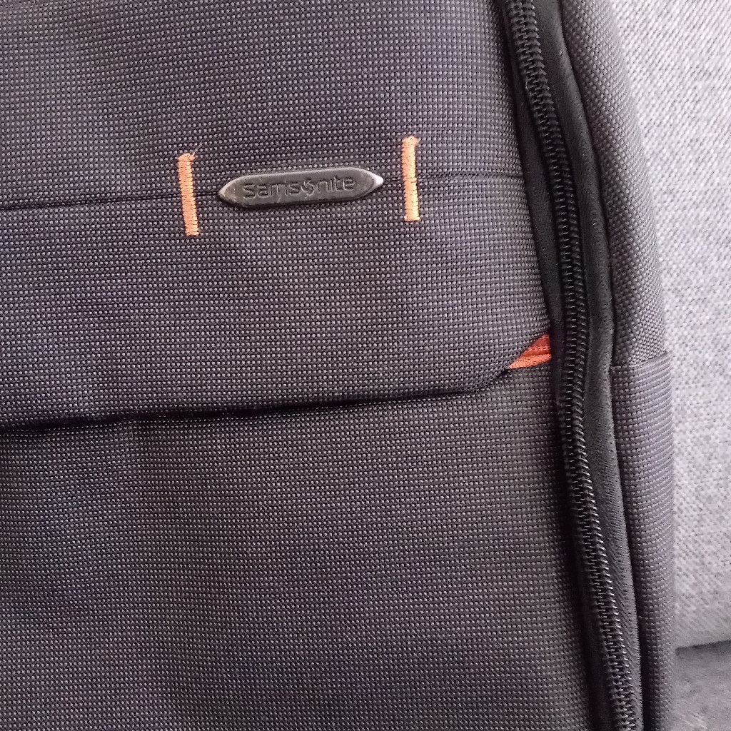 Tekoop, Computers en Software, Laptoptassen, Gevoerd laptopvak, 17 inch of meer, Ophalen of Verzenden, Zo goed als nieuw