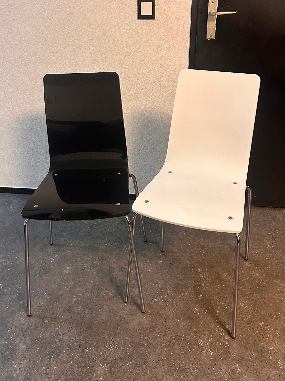 Set van 4 stoelen: 2 zwart en 2 wit, Huis en Inrichting, Stoelen, Ophalen, Kunststof, Gebruikt, Zwart