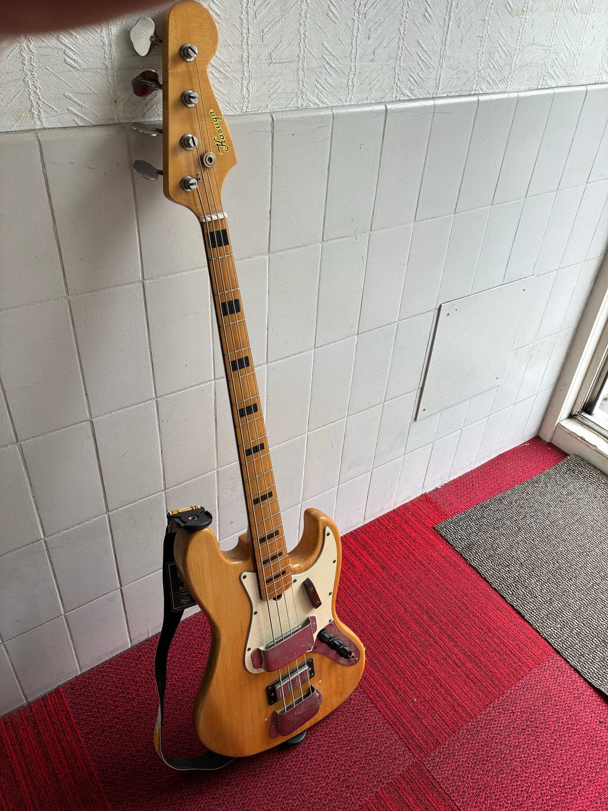Vintage Kasuga 4-snarige elektrische basgitaar uit 1970, Muziek en Instrumenten, Ophalen, Zo goed als nieuw, Elektrisch