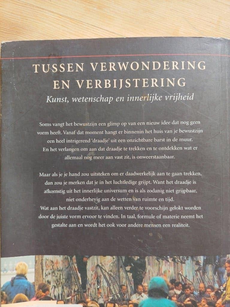 W. Uitgeest - Tussen verwondering en verbijstering, Ophalen of Verzenden, Gelezen, W. Uitgeest
