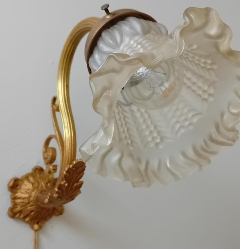 Antiek goudverguld wandlamp met blank glazen geschulp kapje, Antiek en Kunst, Antiek | Lampen, Ophalen of Verzenden