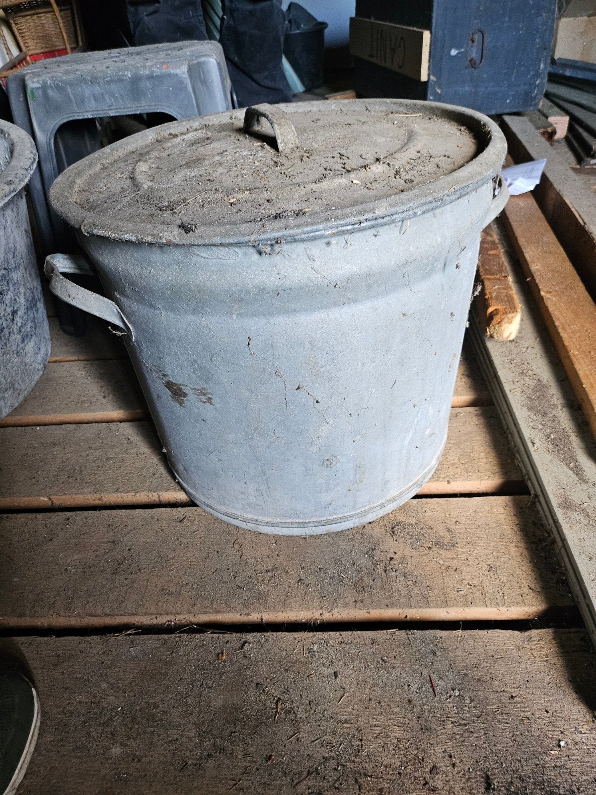 vintage Oude metalen emmer met deksel, Ophalen, 50 – 75, Gebruikt, 50 tot 100 cm