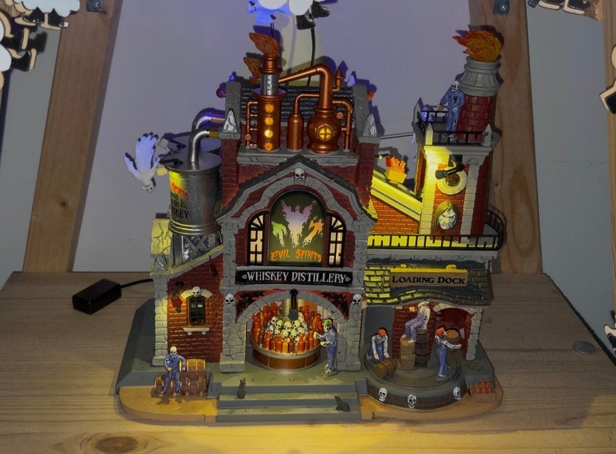Spooky town, evil spirit whiskey distillry Lemax, Ophalen, Gebruikt, Halloween of Griezel