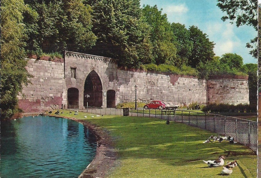 C36 Ongelopen ansichtkaart poort waarachtig maastricht, Ophalen of Verzenden, 1940 tot 1960, Gelopen, Limburg
