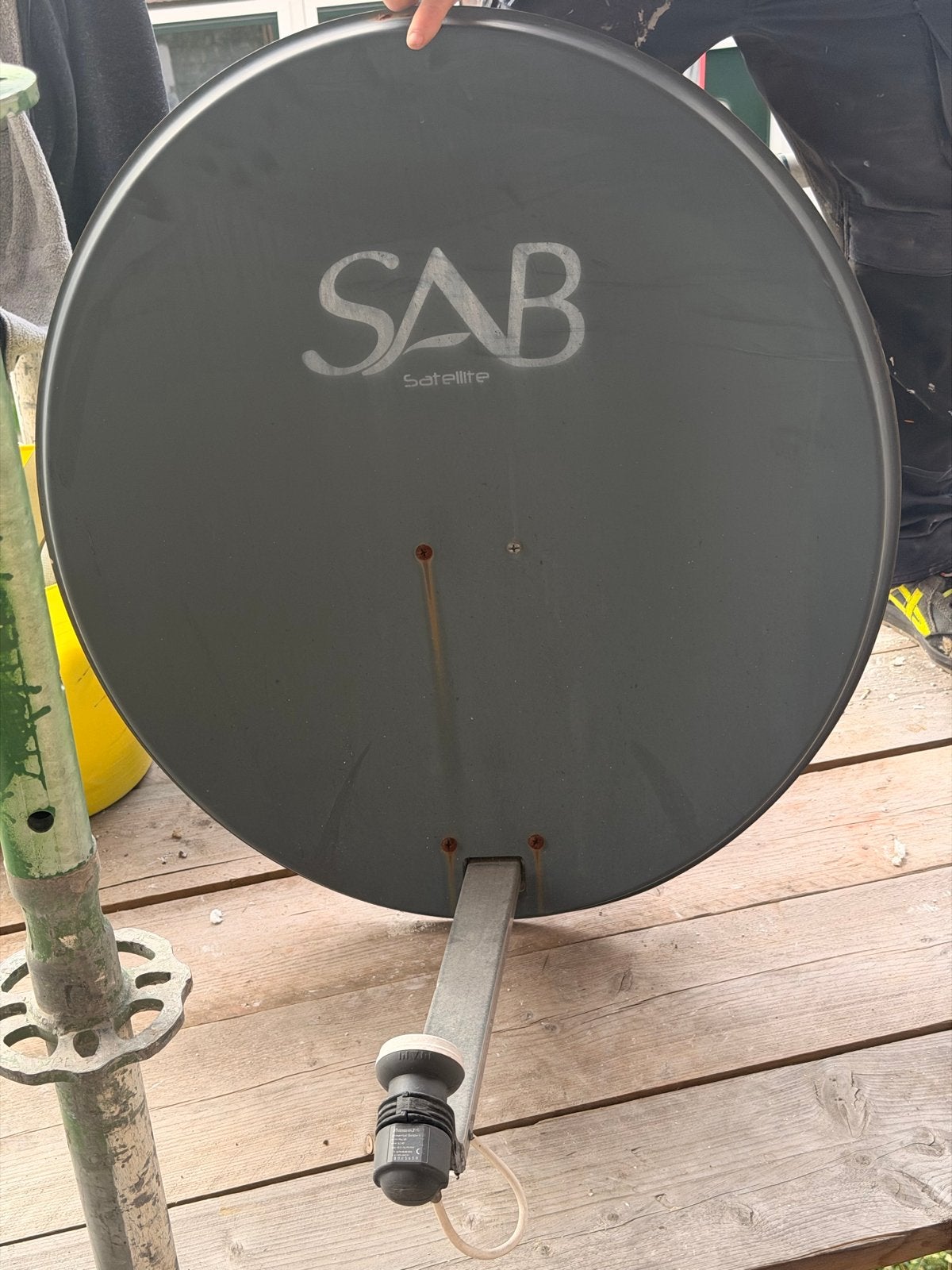 SAB Satellite 80 cm schotelantenne met muurbeugel, Ophalen, Gebruikt, (Schotel)antenne, Overige merken