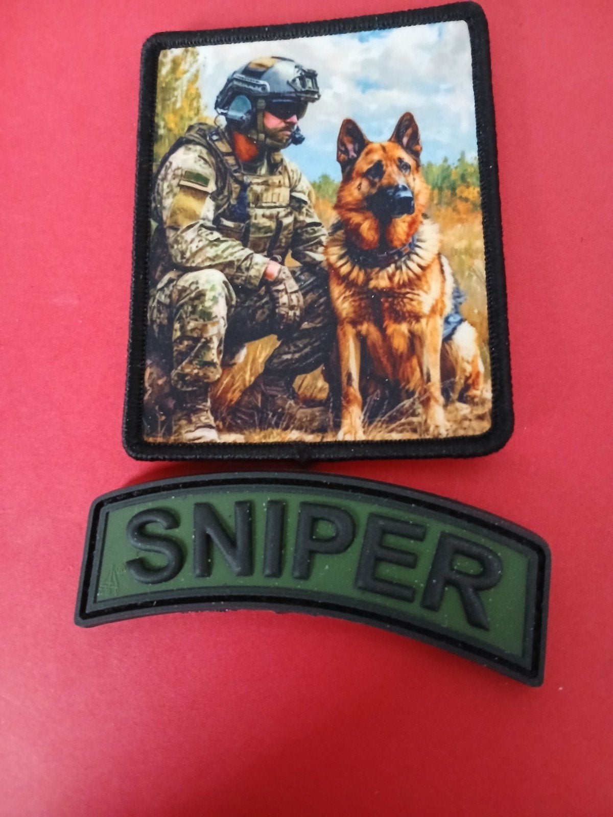 Militaire Patches: Sniper en Soldaat met Hond, Verzamelen, Verzenden, Overige soorten, Overige gebieden, Embleem of Badge