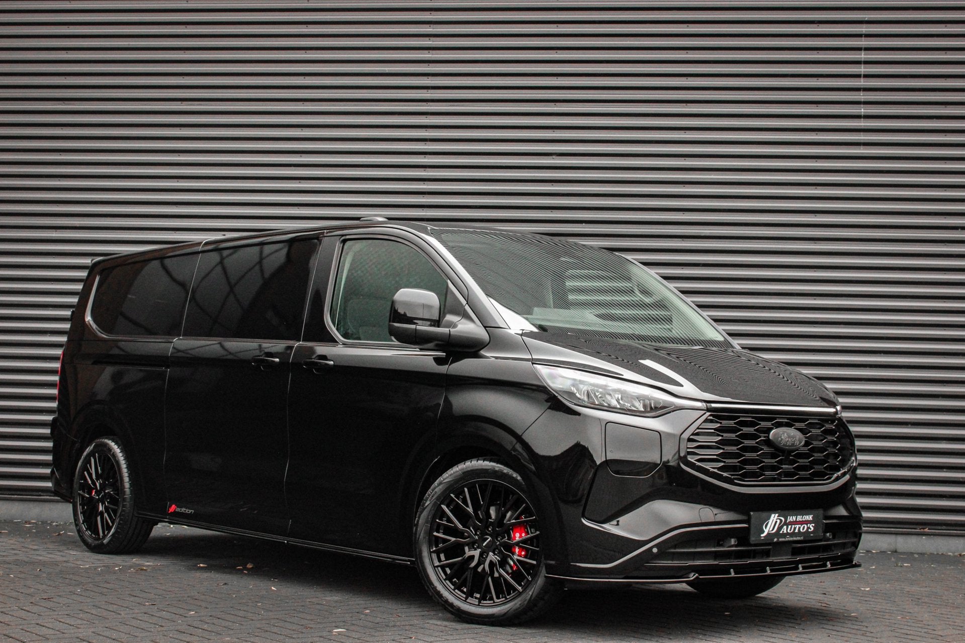 Ford E-Transit Cust. L2H1 Limited 71 kWh 218PK / JB- EDITON, Automaat, Dealer onderhouden, Achterwielaandrijving, Zwart