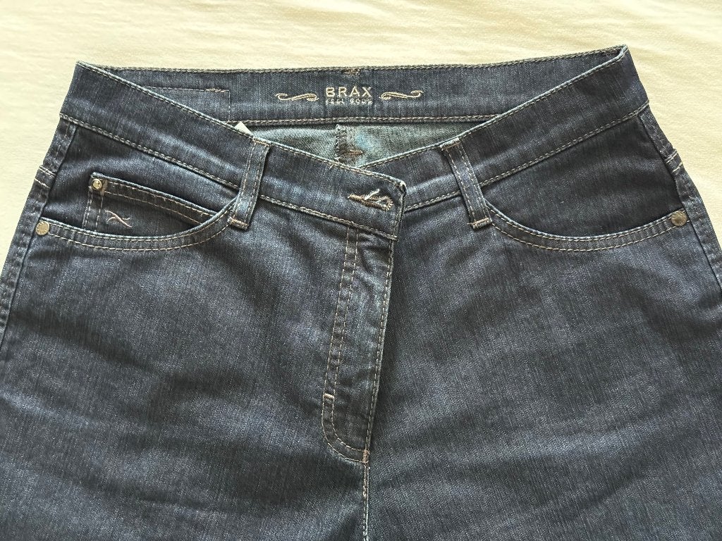 Brax 5 pocket spijkerbroek Carola Crystal, Maat 38/40 (M), Kort, Blauw, Zo goed als nieuw