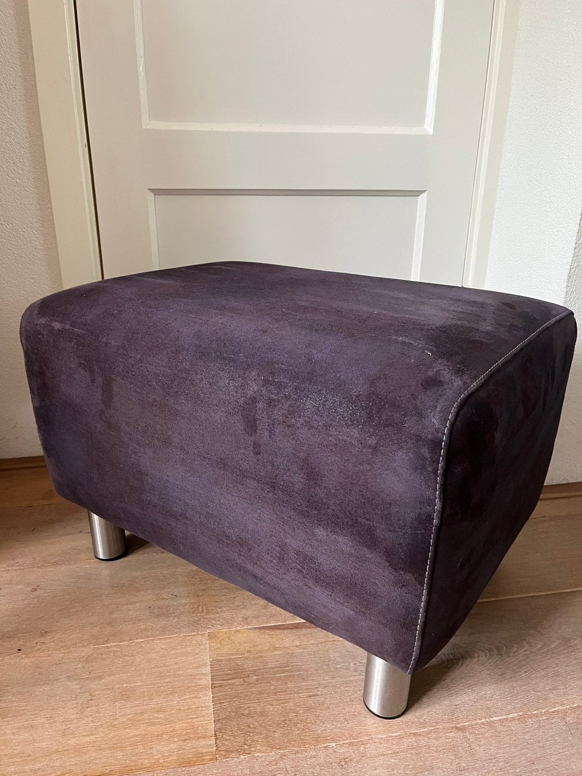 Hocker zwart suede leer, Ophalen, Leer, Zo goed als nieuw, 50 tot 75 cm