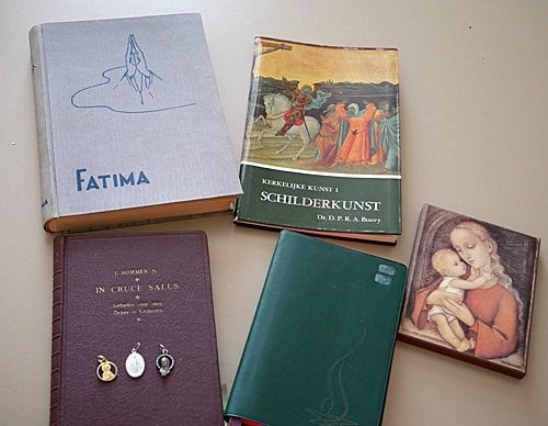 Religieuze set boeken, medailles schilderijtje, Verzamelen, Religie, Verzenden, Gebruikt, Overige typen, Christendom | Katholiek