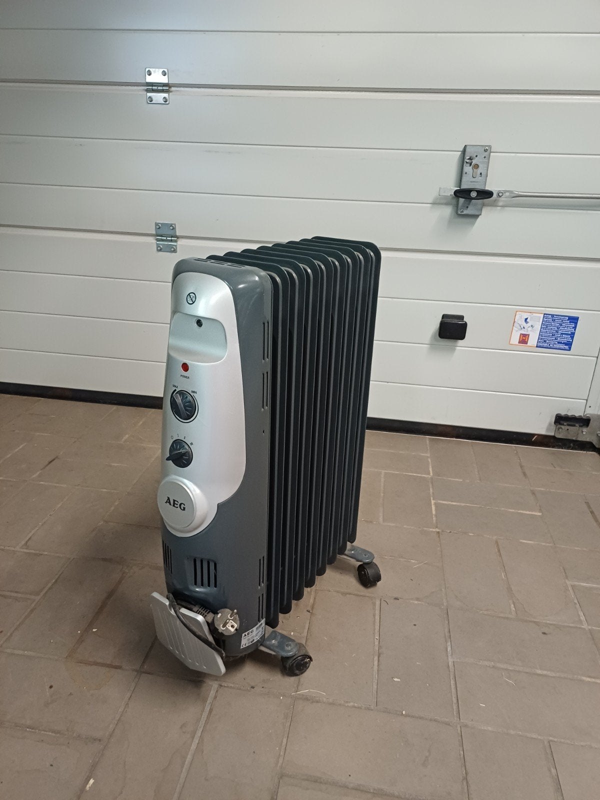 Te koop AEG oliegevulde elektrische radiator, Ophalen, Minder dan 60 cm, Radiator, 30 tot 80 cm
