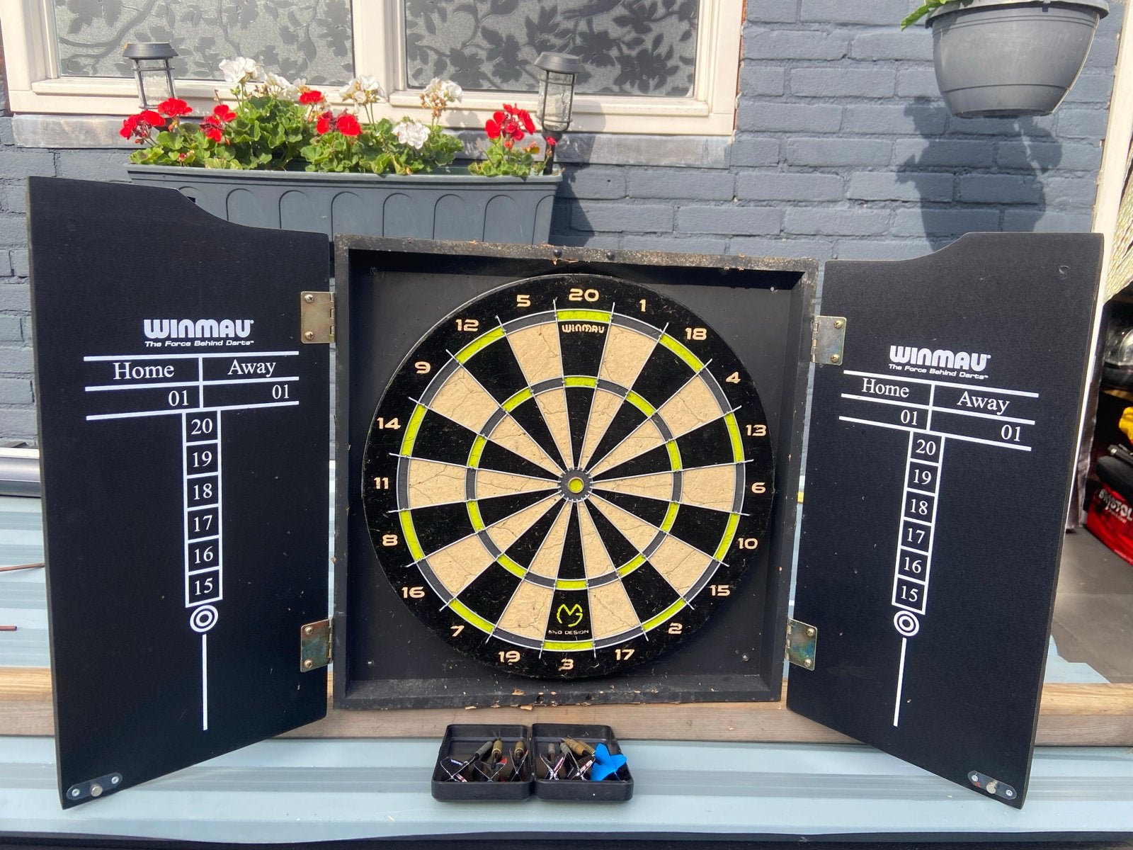 Winmau Michael van Gerwen Dartbord met Kast en Pijlen, Sport en Fitness, Darts, Ophalen of Verzenden, Gebruikt, Dartbord met pijlen