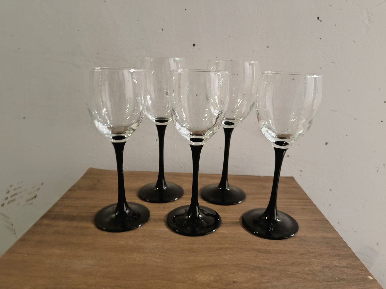Set van 5 wijnglazen met zwarte voet, Ophalen of Verzenden