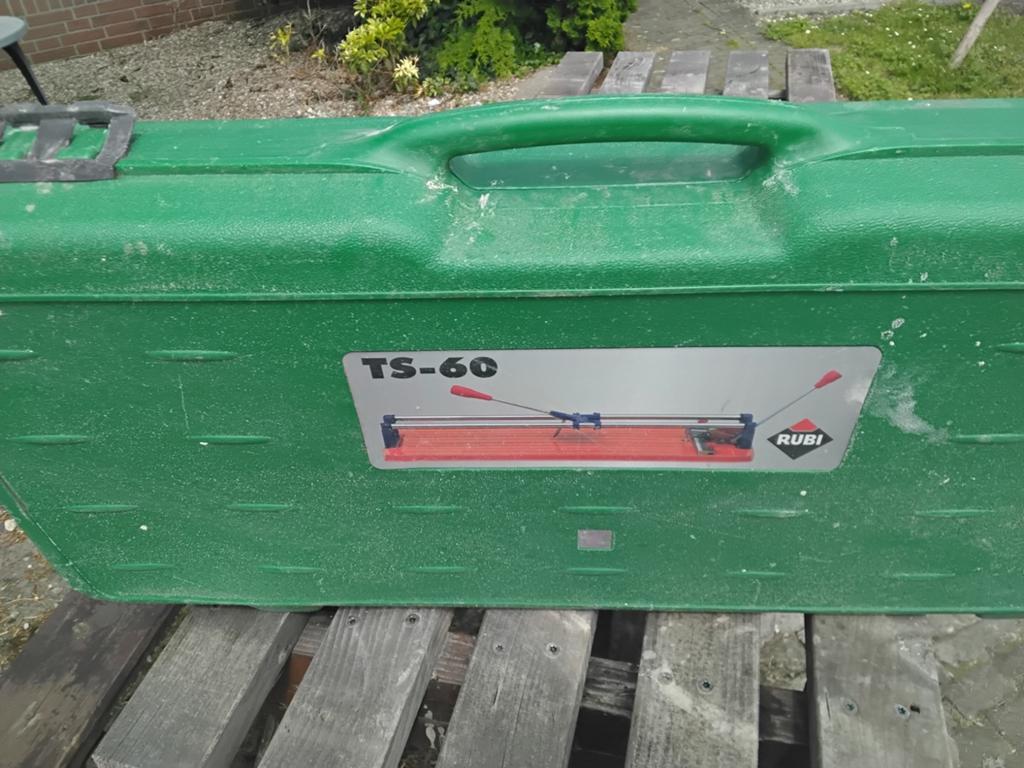 Tegelsnyder ts 60 rubli in nieuw staat 1 keer gebruikt compl, Zo goed als nieuw, 10 m² of meer, Overige materialen, 60 cm of meer