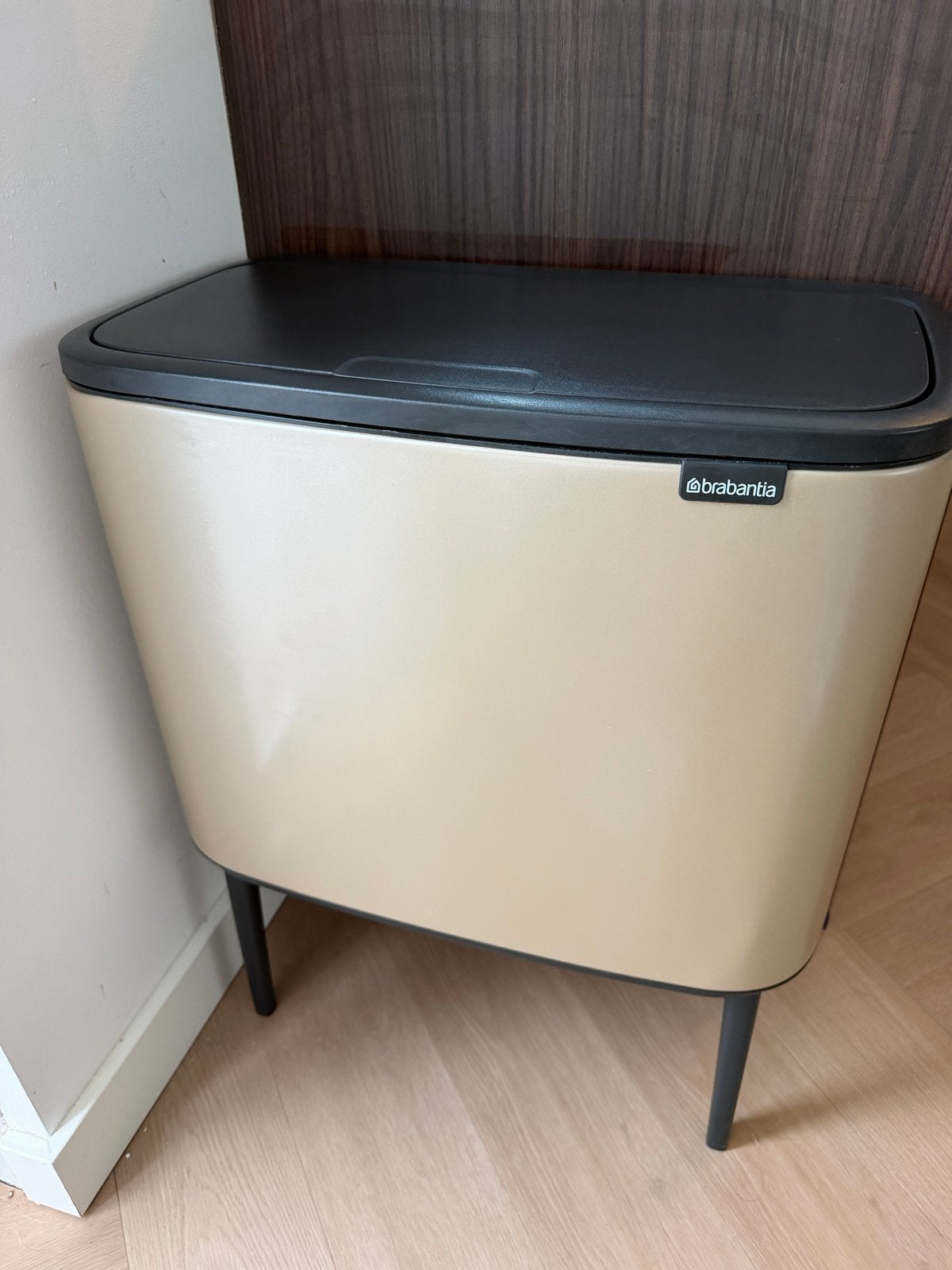 Brabantia Bo Touch Bin - Beige met Zwart Deksel, 50 – 75, Ophalen of Verzenden, Zo goed als nieuw, Metaal