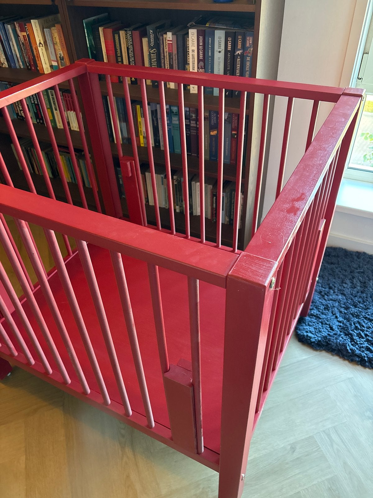 Rode houten box, Kinderen en Baby's, Ophalen of Verzenden, Gebruikt, Vierkant, In hoogte verstelbaar