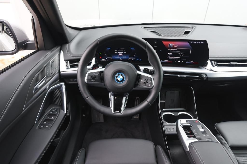 BMW X1 xDrive25e M Sport Automaat / Panoramadak / Trekhaak /, Gebruikt, Bedrijf, Hybride Elektrisch/Benzine, Zilver of Grijs