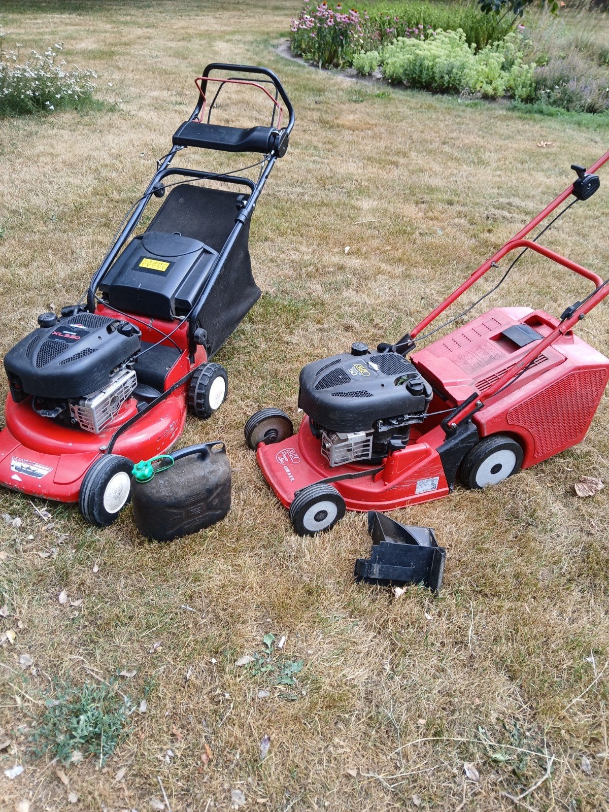 Twee gebruikte benzine grasmaaiers met opvangzak, Tuin en Terras, Ophalen, Cirkelmaaier, Gebruikt, 40 t/m 49 cm
