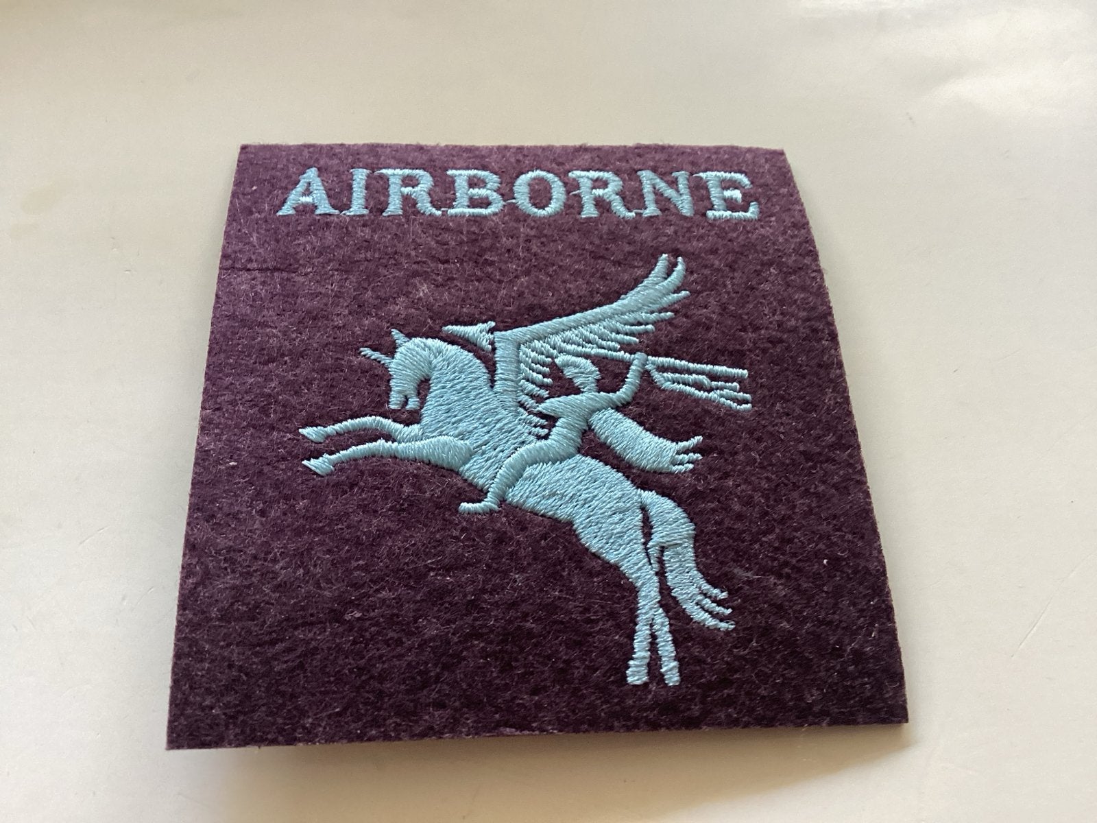Airborne Pegasus Embleem - Militair Verzamelobject 7.5 x8 cm, Ophalen of Verzenden, Overige soorten, Engeland, Embleem of Badge