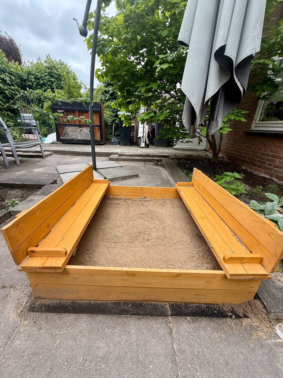 Houten zandbak voor peuters met afdek, Ophalen, Zo goed als nieuw