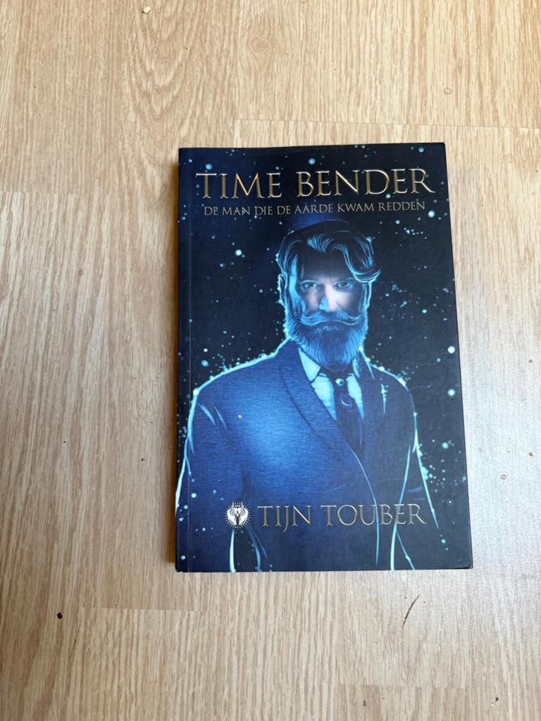 Time Bender: De man die de aarde kwam redden - Tijn Touber, Boeken, Fantasy, Zo goed als nieuw, Ophalen of Verzenden