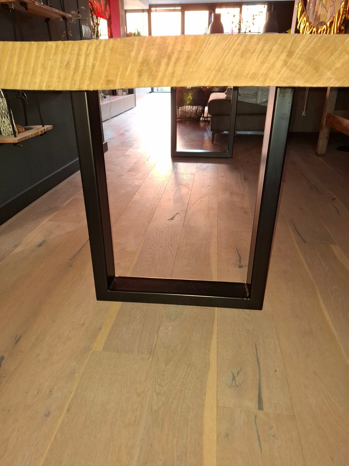 Unieke boomstamtafel 3 meter lang, met metalen onderstel, 200 cm of meer, 50 tot 100 cm, Zo goed als nieuw, Vier personen