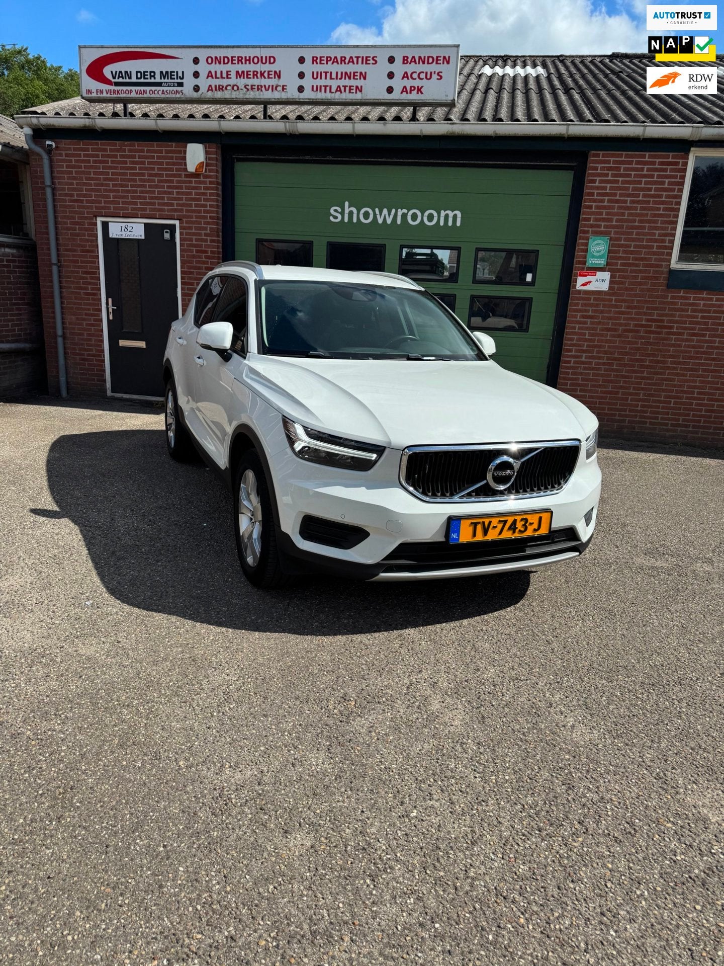 Volvo XC40 2.0 T4 Momentum, 15 km/l, Euro 6, 1969 cc, Leder en Stof