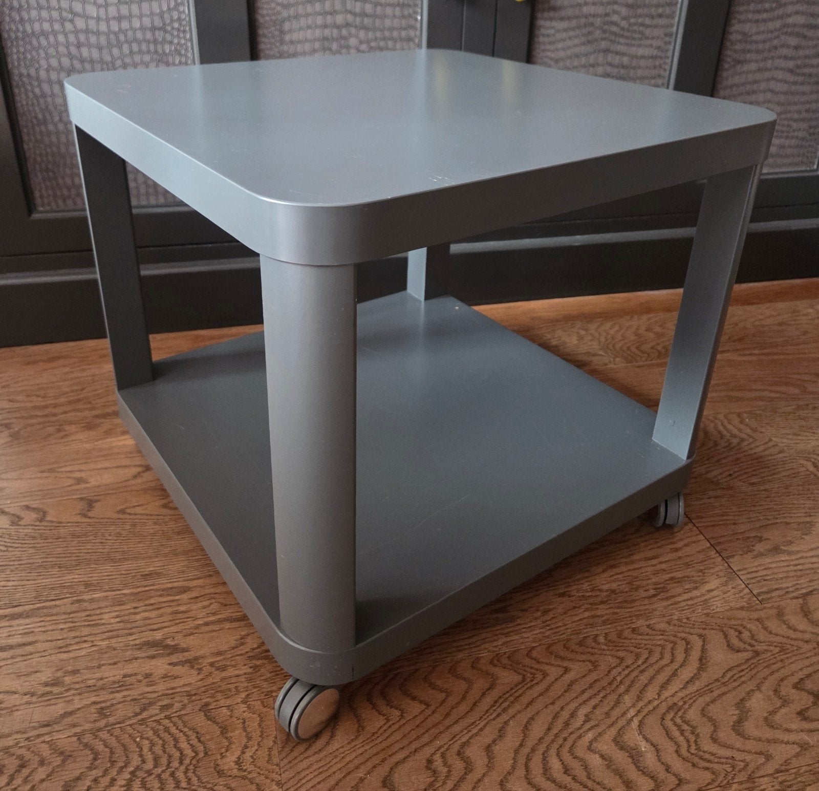 IKEA bijzettafel 50x50 met wieltjes en gebruikssporen, Ophalen, Minder dan 45 cm, Minder dan 55 cm, Gebruikt