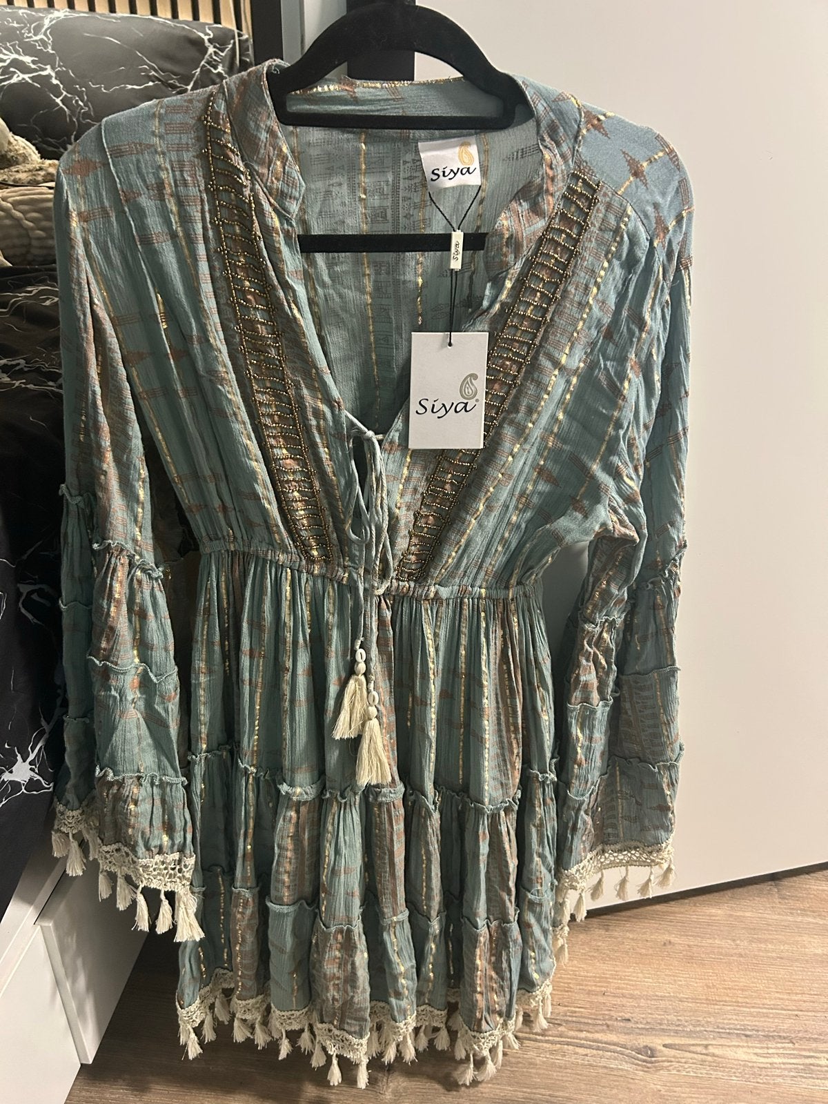 Siya jurk met gouden details en kwastjes, Kleding | Dames, Maat 38/40 (M), Nieuw, Ophalen of Verzenden, Boven de knie