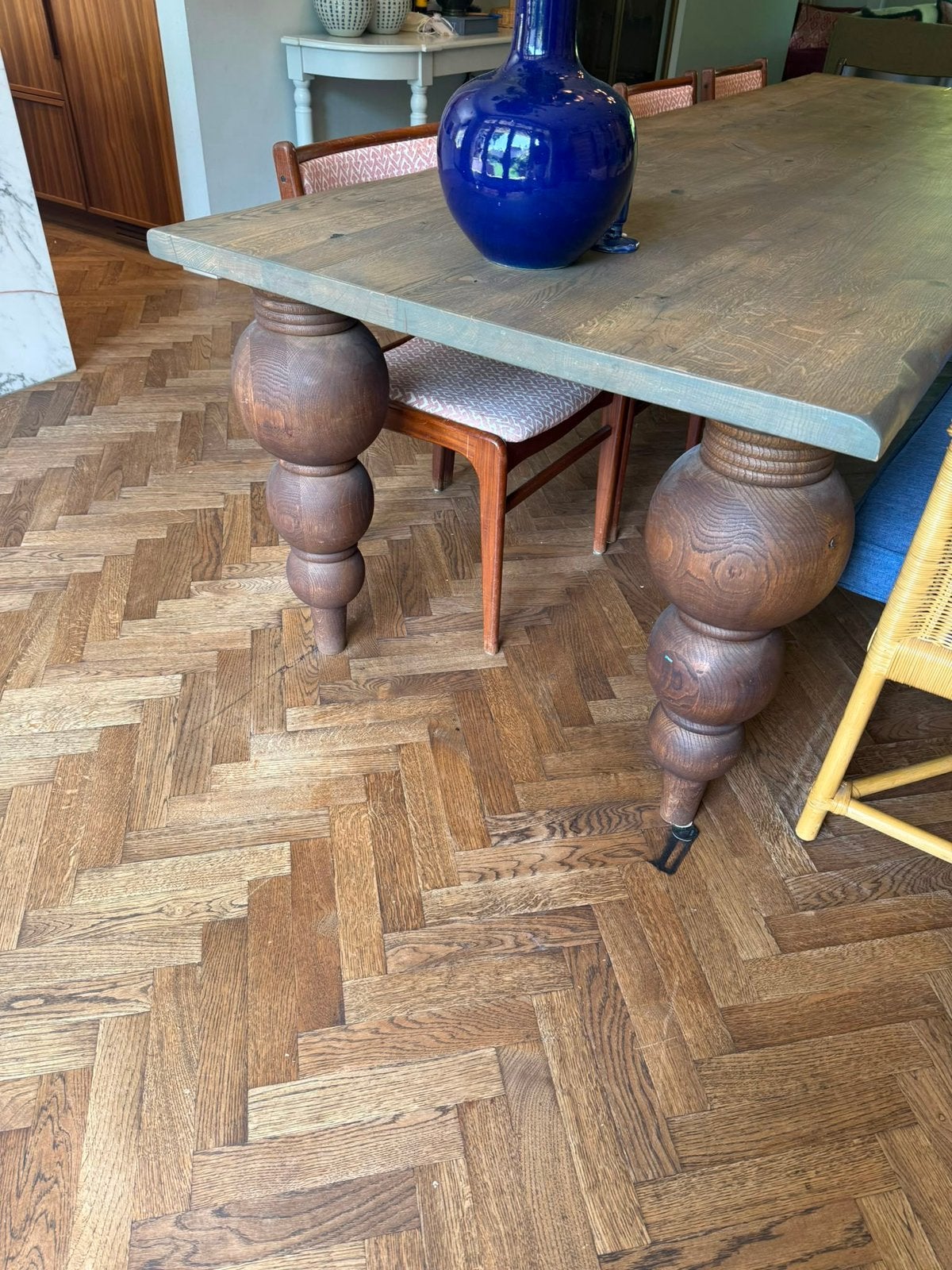 Eikenhouten eettafel met bolpoten, Gebruikt, Bruin, 75 m² of meer, Overige typen