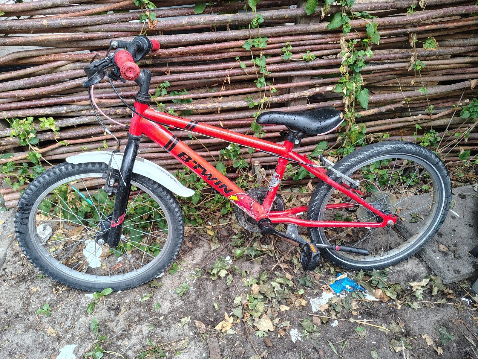 B'Twin Kinderfiets 20 inch - Rood, Fietsen en Brommers, Ophalen, 20 inch of meer, Gebruikt, Velgrem