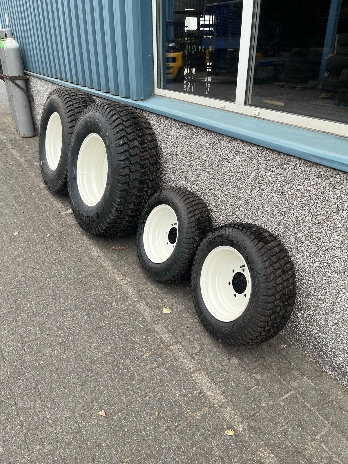 Nieuwe gazonbanden voor New Holland Boomer 35, Ophalen