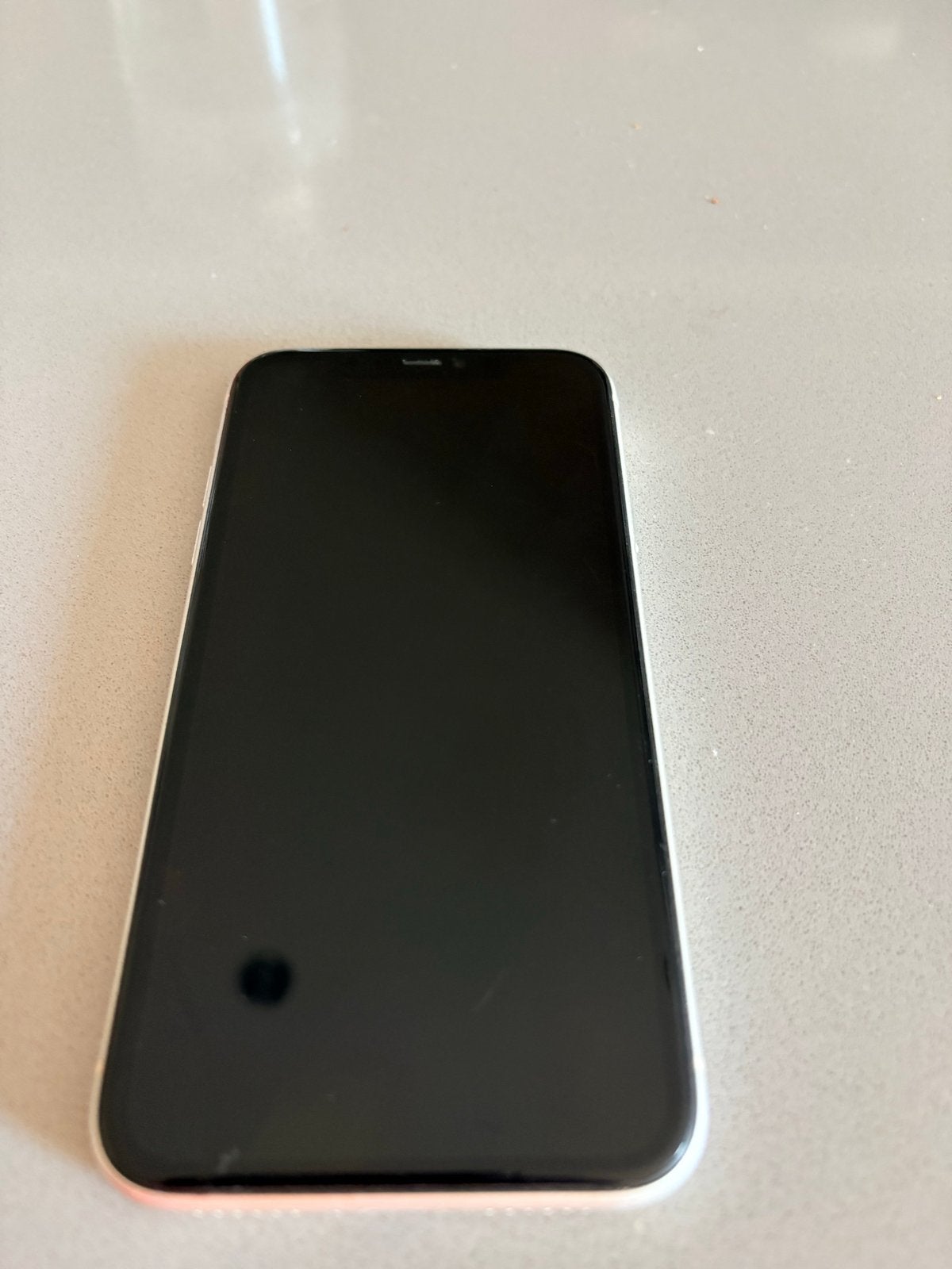 iPhone 11 Wit - 128 GB - Batterij 73% met vier hoesjes, Zonder simlock, Zonder abonnement, 128 GB, Gebruikt