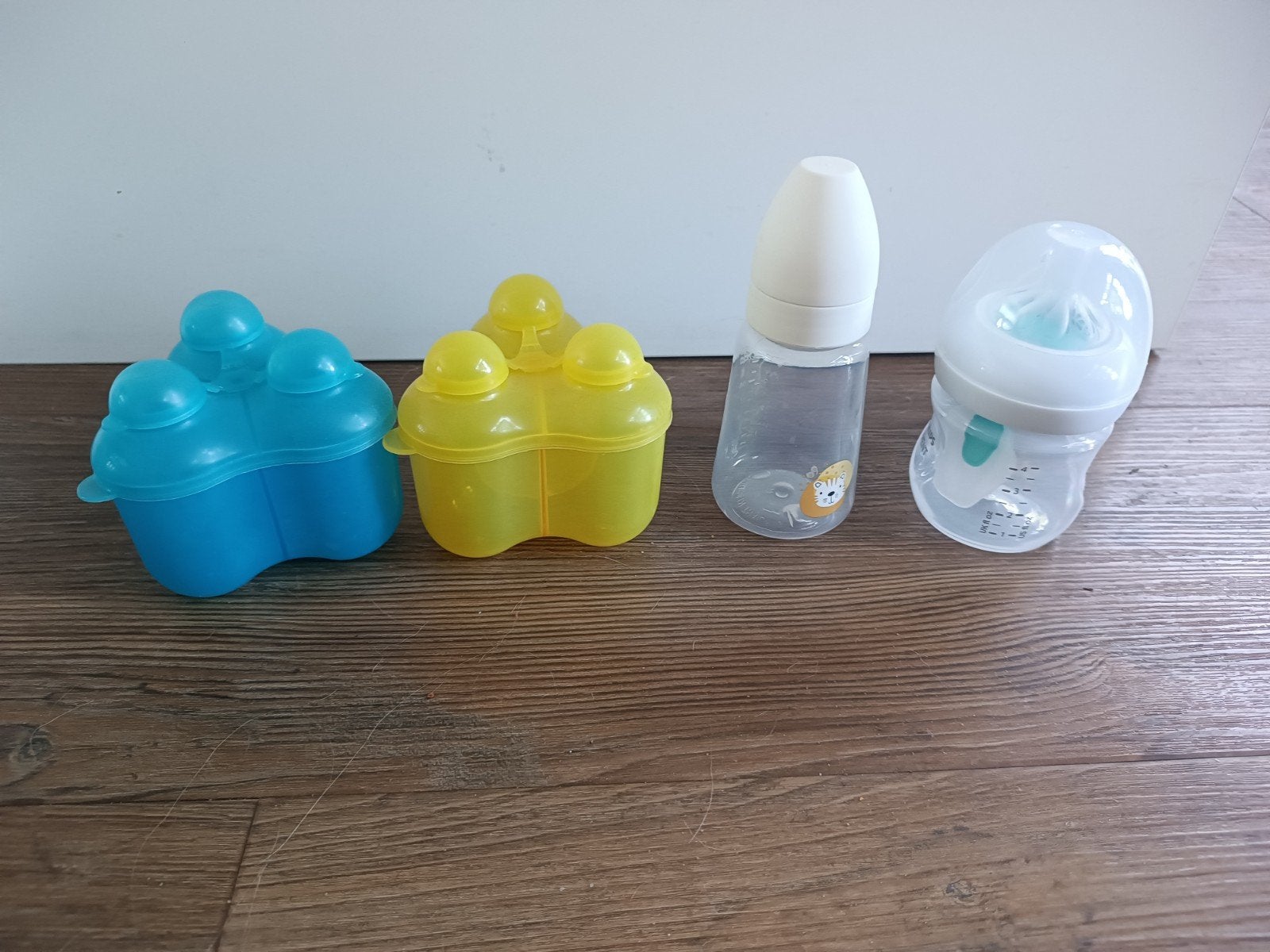 Twee babyflesjes en twee Difrax melkpoederbakjes, Ophalen, Zo goed als nieuw, Babyfles, Difrax