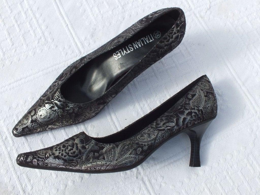 Zwart zilveren pumps, puntneus.Mt 38. Merk Italian Styles, Kleding | Dames, Schoenen, Pumps, ., Zwart, Ophalen of Verzenden