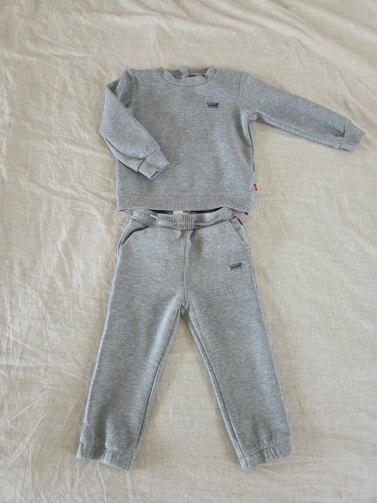 Levi's Baby Trainingspak Grijs 2 delige set - Maat 92., Kinderen en Baby's, Kinderkleding | Maat 92, Jongen of Meisje, Nieuw, Ophalen of Verzenden