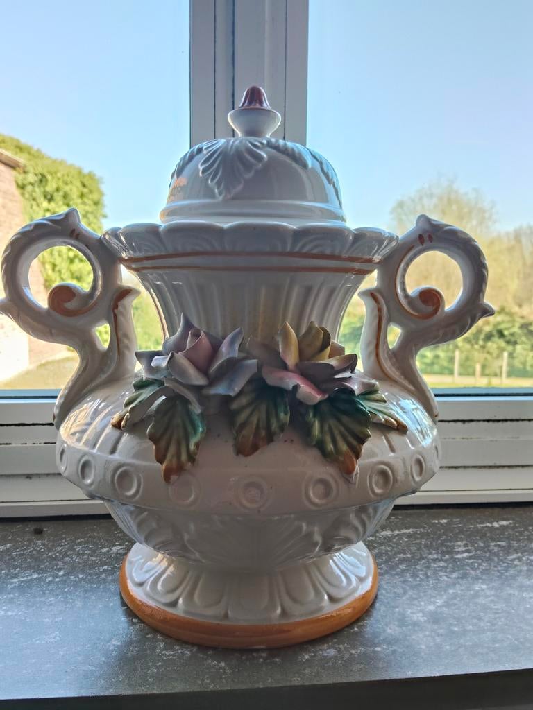 Witte vaas met deksel en bloemdecoratie, Ophalen of Verzenden