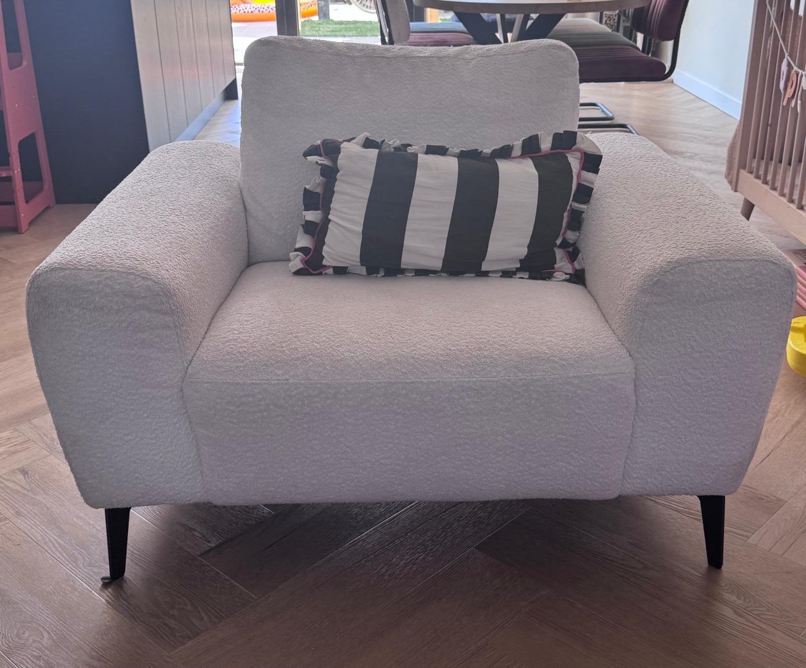 Melina Loveseat - Crèmekleurige Bouclé Stof, Ophalen, Eenpersoons, 75 tot 100 cm, Zo goed als nieuw