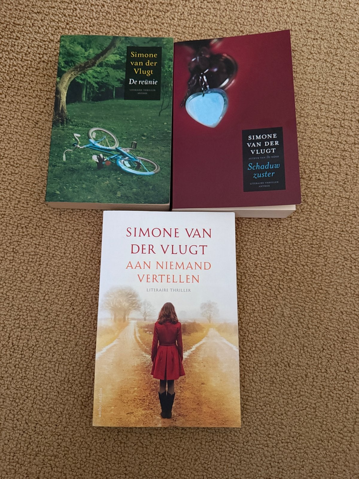 3 literaire thrillers van Simone van der Vlugt, Boeken, Ophalen of Verzenden, Gelezen