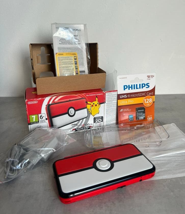 New 2ds XL pokebal editie, Verzenden, 2DS XL, Zo goed als nieuw, Rood