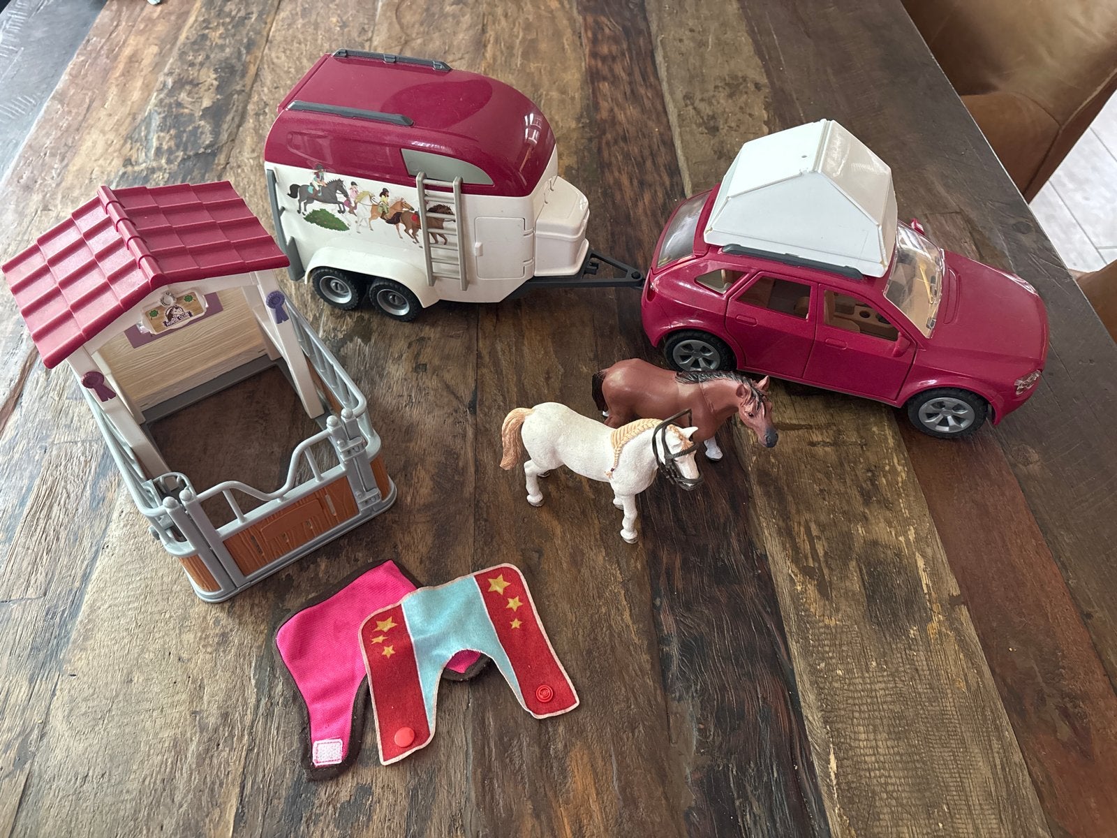 Schleich paardentrailer met auto, stal en 2 paarden, Ophalen of Verzenden, Gebruikt
