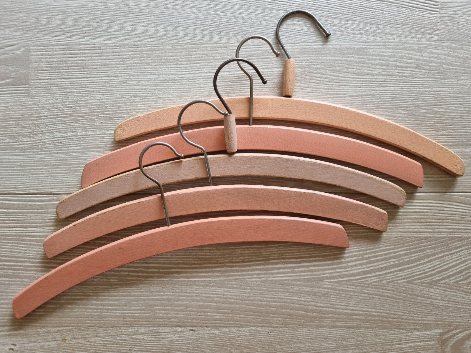 Vijf  zalmroze houten kledinghangers, Kleding | Dames, Kledinghangers, Ophalen of Verzenden, Gebruikt, Hout, Kinderen
