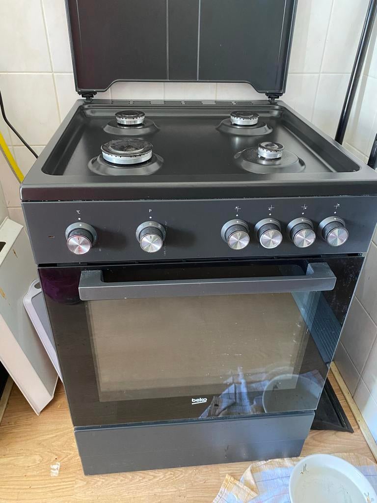Beko gasfornuis zwart oven rooster bakplaat 2 jaar oud, Witgoed en Apparatuur, Fornuizen, Ophalen, Hete lucht, 60 cm of meer, 4 kookzones