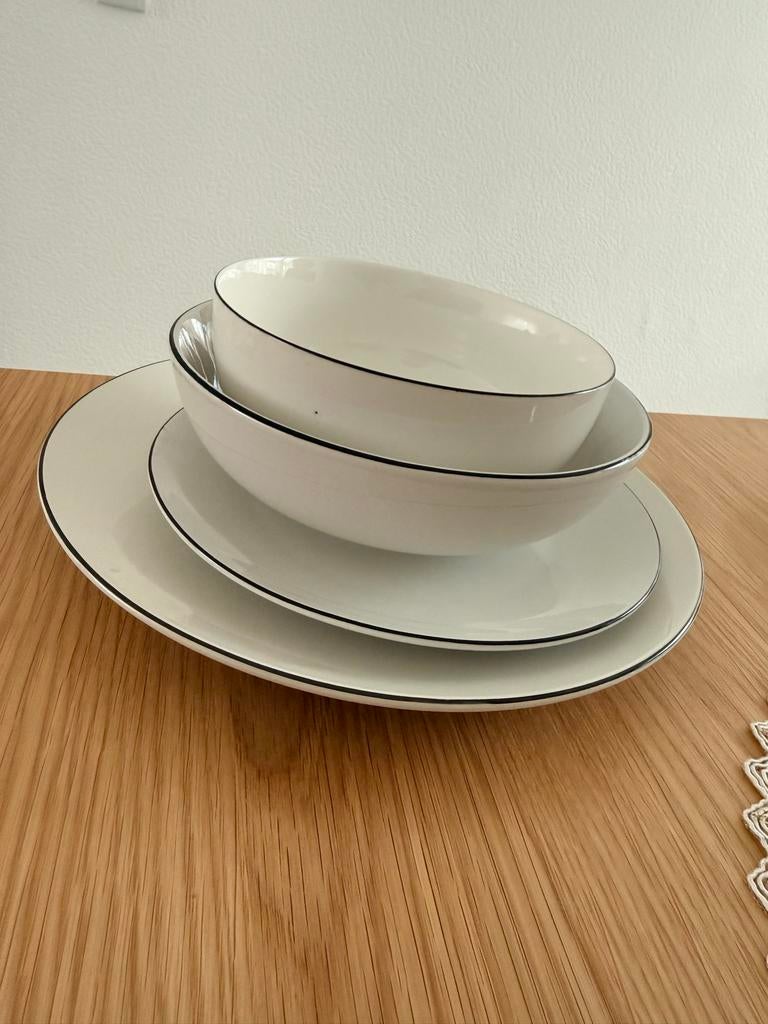 Servies set, 12 persoons, wit met zwarte rand, Antiek en Kunst, Ophalen